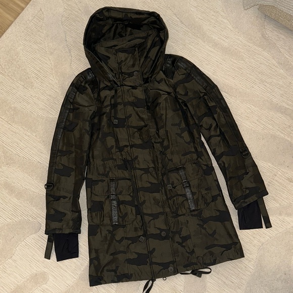 Blanc Noir Camo Anorak - Picture 2 of 3